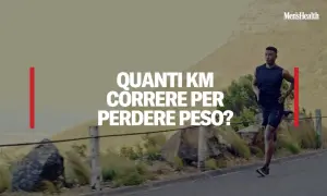 Un uomo corre su una strada panoramica. Il testo sovrapposto chiede: "Quanti km correre al giorno per dimagrire?".
