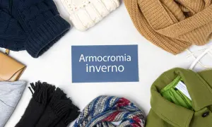 Abbigliamento invernale con una palette luminosa: cappello, sciarpe, borsa e giacca in tonalità che evocano la stagione fredda.