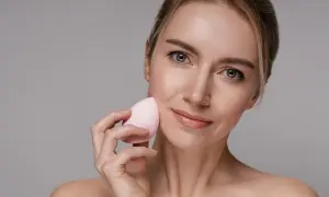 Donna con beauty blender cos'è: uno strumento per un makeup impeccabile.