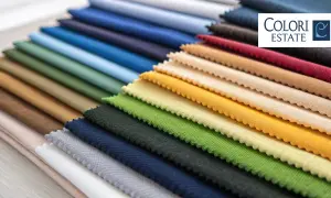 Una palette di tessuti che evoca l'estate assoluta, con sfumature che vanno dal blu del cielo al verde della natura, passando per tonalità calde e terrose.