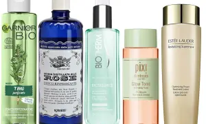 Cinque flaconi di tonici viso: Garnier Bio, Roberts Acqua Distillata alle Rose, Biotherm Biosource, Pixi Glow Tonic e Estée Lauder. Ricorda che il tonico va risciacquato.