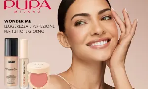 Modella sorridente con fondotinta e correttore Pupa Wonder Me. Il correttore, più chiaro del fondotinta, illumina il viso per un look perfetto tutto il giorno.