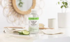 Acqua micellare Aroma-Zone con cetriolo e acido ialuronico: perfetta per detergere, struccare e ammorbidire viso e occhi.