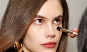 Trucco viso: correttore viola a cosa serve per neutralizzare occhiaie e discromie.