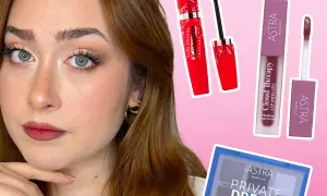 Ragazza con trucco per capodanno: mascara rosso, rossetto opaco e palette occhi Astra.