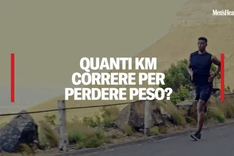 Un uomo corre su una strada panoramica. Il testo sovrapposto chiede: "Quanti km correre al giorno per dimagrire?".