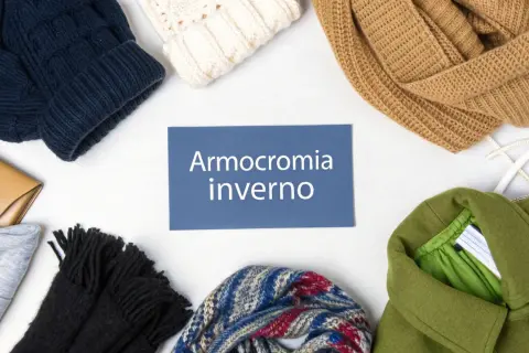 Abbigliamento invernale con una palette luminosa: cappello, sciarpe, borsa e giacca in tonalità che evocano la stagione fredda.