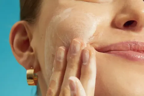 Dita schiumose puliscono il viso. La glicerina viso fa male? La pelle appare luminosa e idratata.