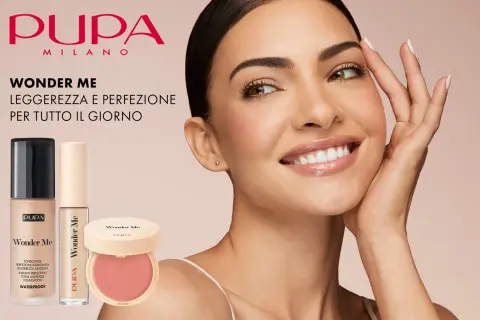 Modella sorridente con fondotinta e correttore Pupa Wonder Me. Il correttore, più chiaro del fondotinta, illumina il viso per un look perfetto tutto il giorno.