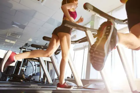 Allenamento in palestra: correre fa bene alla cellulite, tonifica e migliora la circolazione.