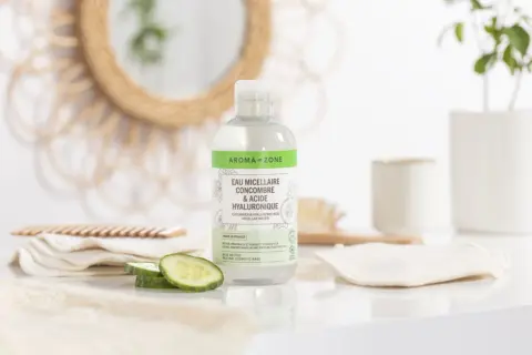 Acqua micellare Aroma-Zone con cetriolo e acido ialuronico: perfetta per detergere, struccare e ammorbidire viso e occhi.
