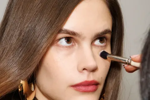 Trucco viso: correttore viola a cosa serve per neutralizzare occhiaie e discromie.
