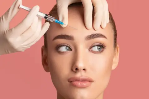 Iniezione di botox sulla fronte. Per sapere come dormire dopo botox, consulta le indicazioni mediche.