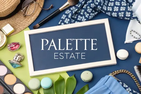 Palette estate: un'armocromia di accessori estivi, tra cui cappello di paglia, palette makeup, macarons e borsa blu.