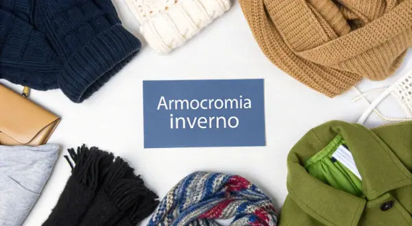 Abbigliamento invernale con una palette luminosa: cappello, sciarpe, borsa e giacca in tonalità che evocano la stagione fredda.
