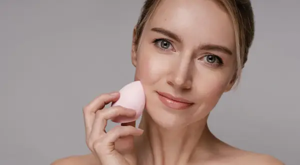 Donna con beauty blender cos'è: uno strumento per un makeup impeccabile.