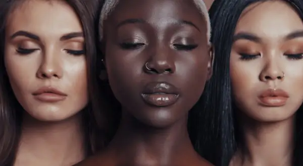 Tre donne con diverse tonalità di pelle, occhi chiusi, un'ispirazione per come avere la pelle perfetta in una settimana.
