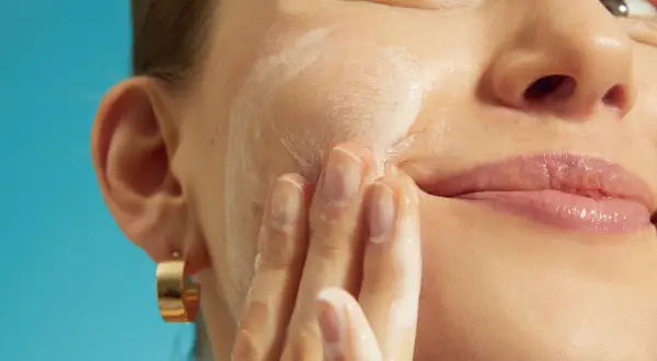 Dita schiumose puliscono il viso. La glicerina viso fa male? La pelle appare luminosa e idratata.