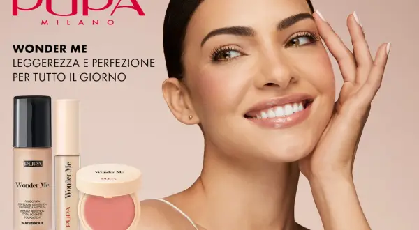 Modella sorridente con fondotinta e correttore Pupa Wonder Me. Il correttore, più chiaro del fondotinta, illumina il viso per un look perfetto tutto il giorno.