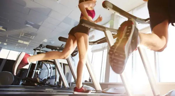 Allenamento in palestra: correre fa bene alla cellulite, tonifica e migliora la circolazione.