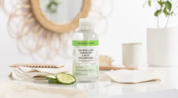 Acqua micellare Aroma-Zone con cetriolo e acido ialuronico: perfetta per detergere, struccare e ammorbidire viso e occhi.