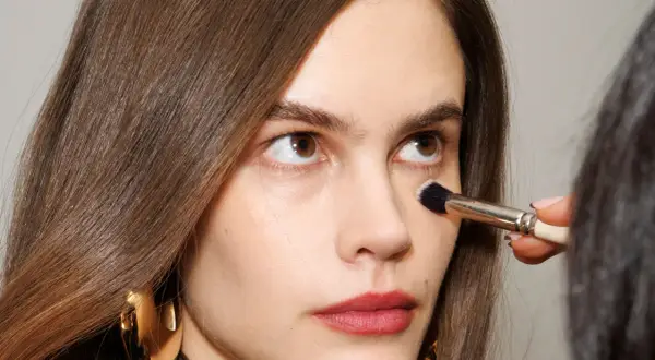 Trucco viso: correttore viola a cosa serve per neutralizzare occhiaie e discromie.