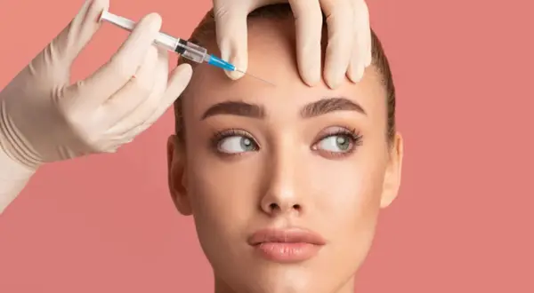 Iniezione di botox sulla fronte. Per sapere come dormire dopo botox, consulta le indicazioni mediche.