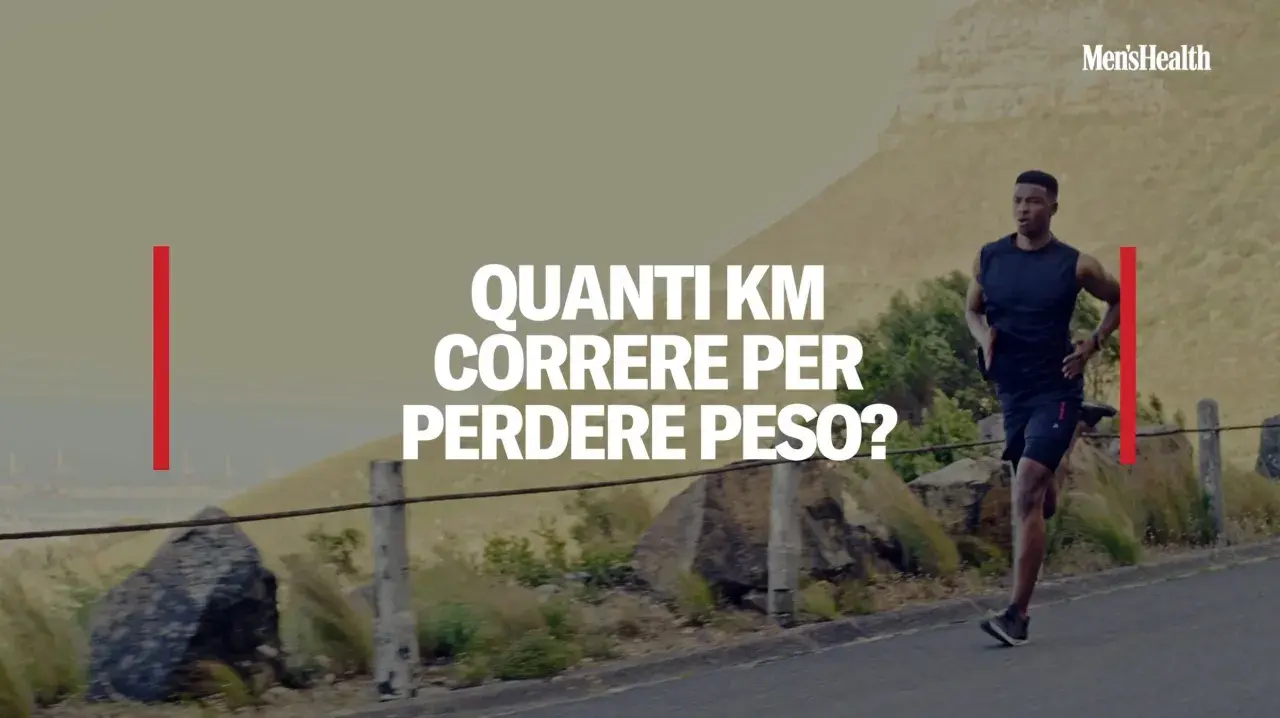 Un uomo corre su una strada panoramica. Il testo sovrapposto chiede: "Quanti km correre al giorno per dimagrire?".