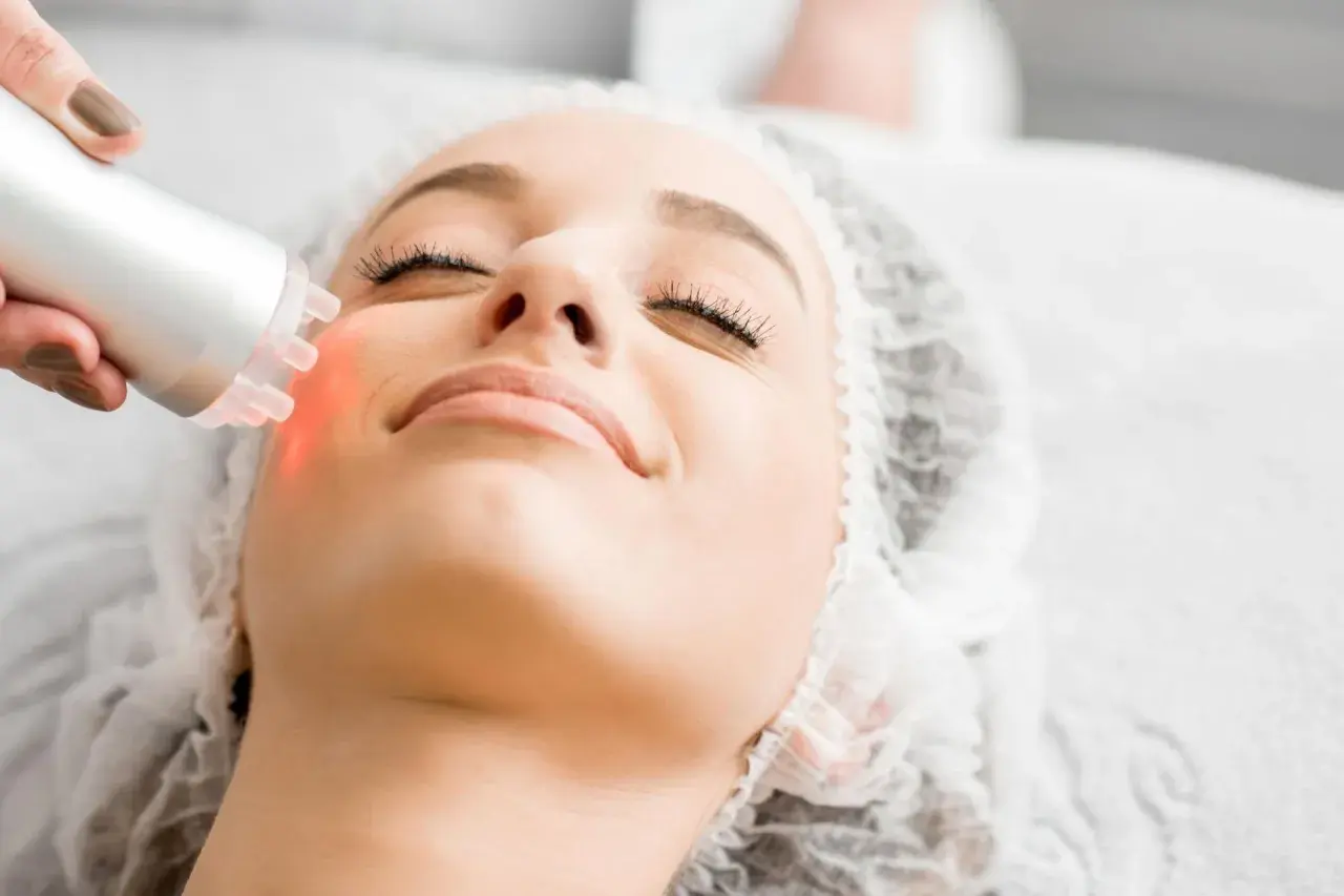 Trattamento laser per macchie viso. Si valuta l'efficacia e le controindicazioni prima di procedere.