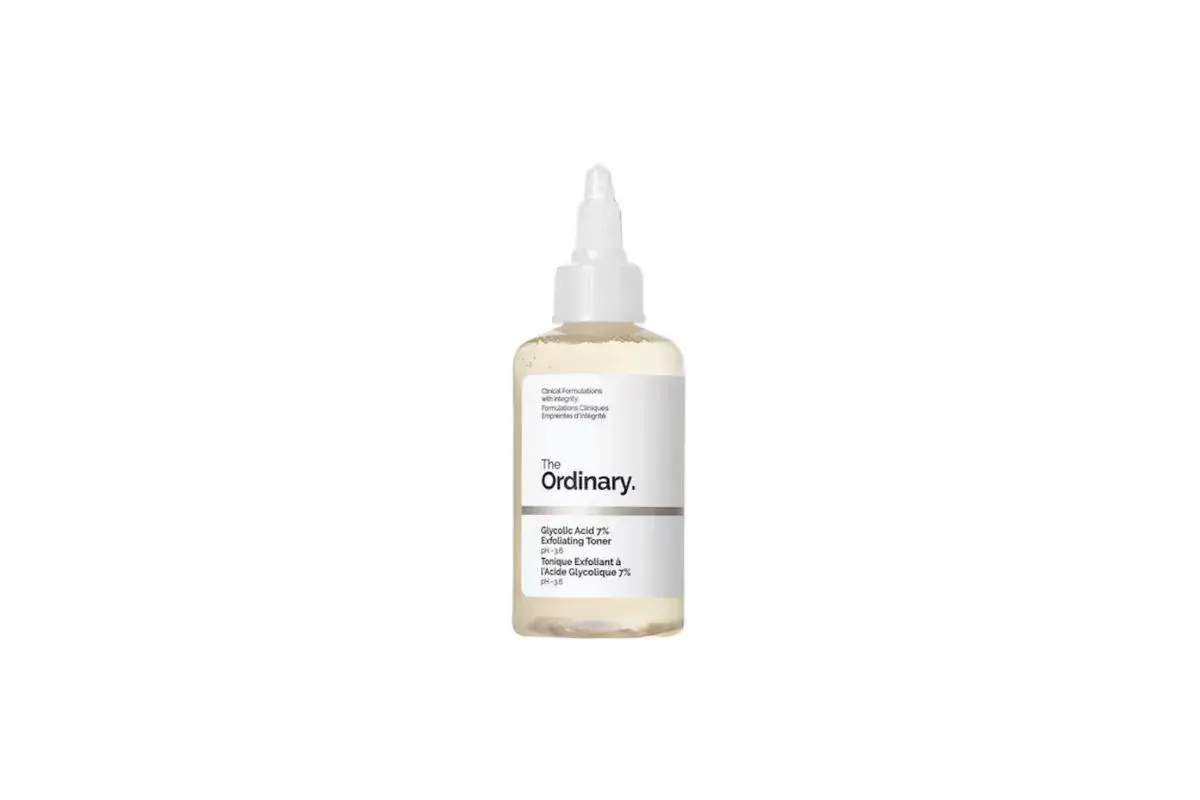 Flacone di The Ordinary con acido glicolico al 7%, un tonico esfoliante per una pelle luminosa.