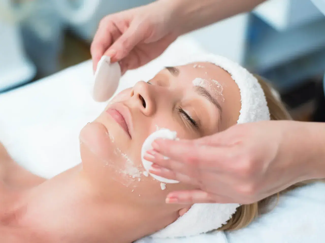 Una donna riceve un trattamento viso. La frequenza ideale per la pulizia del viso dipende dal tipo di pelle e dalle esigenze individuali.
