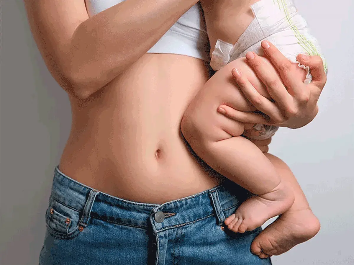 Pancia rovinata dopo il parto, ma un amore immenso che la riempie. La mamma abbraccia il suo bimbo.