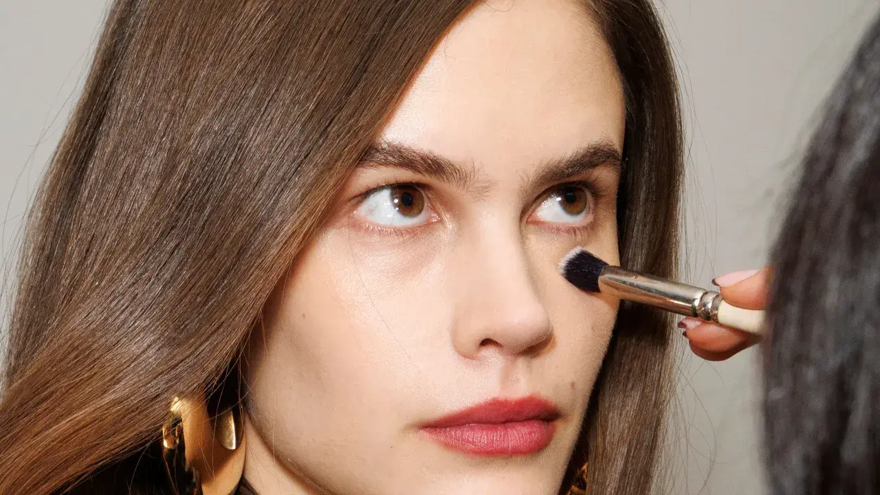 Trucco viso: correttore viola a cosa serve per neutralizzare occhiaie e discromie.