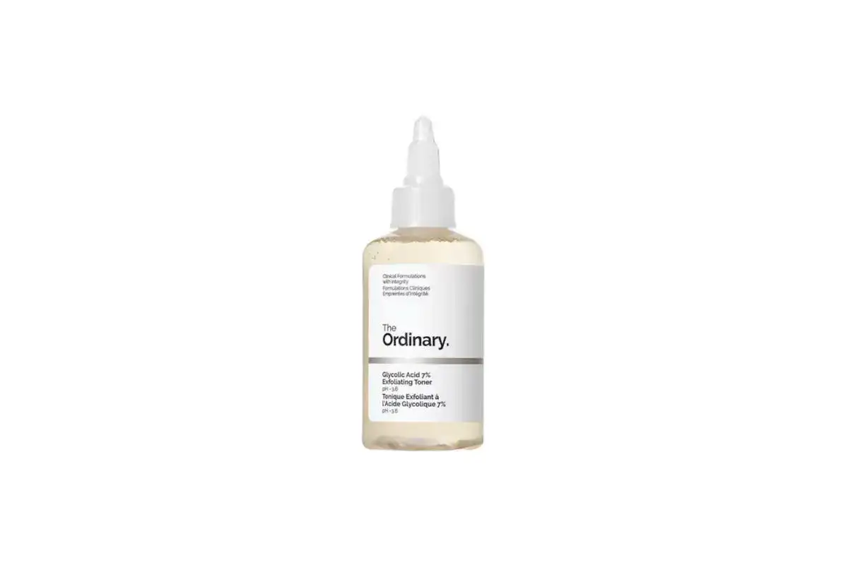 Flacone di The Ordinary con acido glicolico al 7%, un tonico esfoliante per una pelle luminosa.
