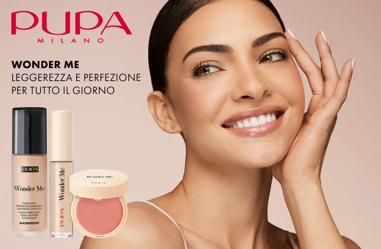Modella sorridente con prodotti Pupa Wonder Me. Il correttore, pi&ugrave; chiaro del fondotinta, garantisce leggerezza e perfezione per tutto il giorno.