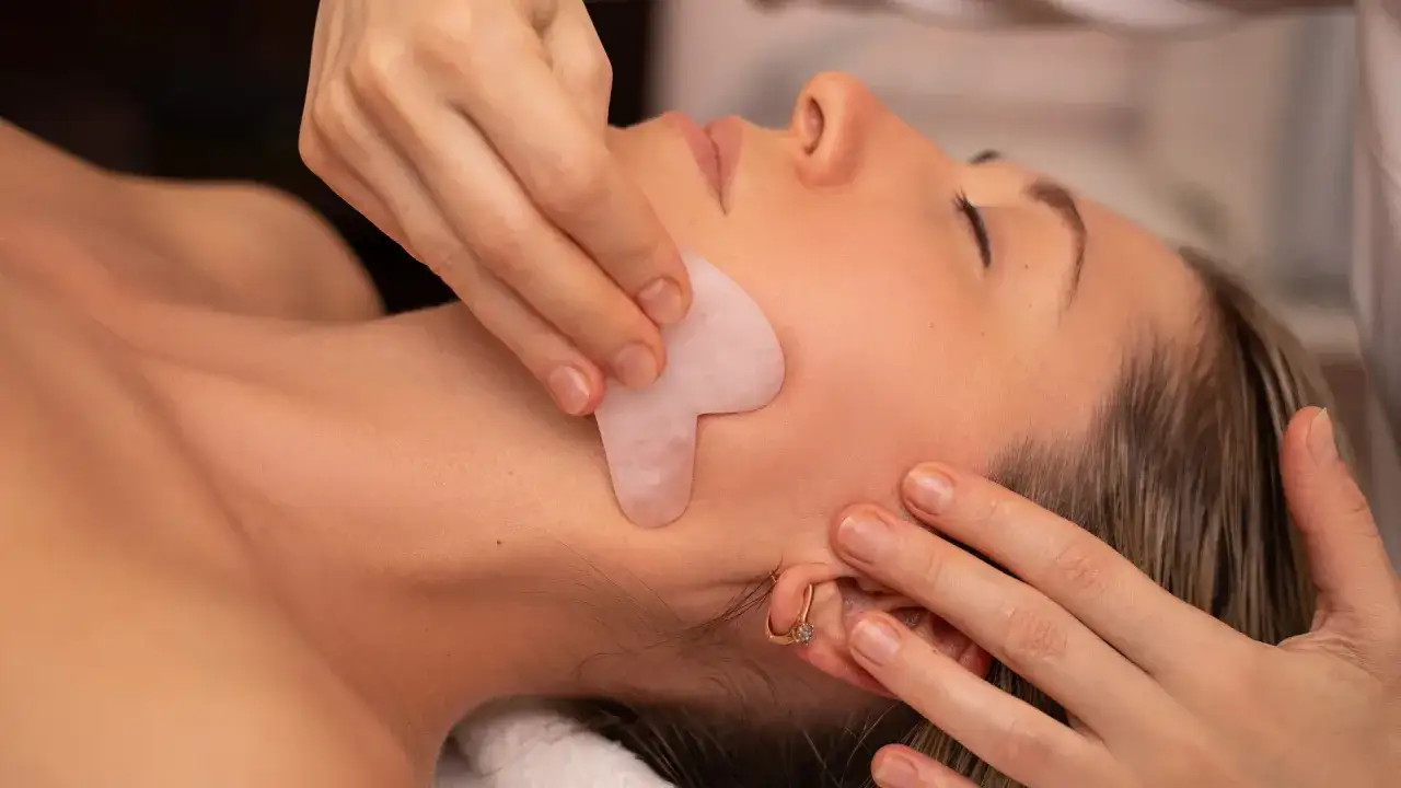 Un massaggio rilassante con gua sha viso per un incarnato radioso.