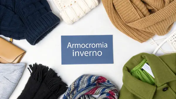 Abbigliamento invernale con una palette luminosa: cappello, sciarpe, borsa e giacca in tonalità che evocano la stagione fredda.