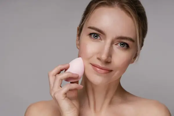 Donna con beauty blender cos'è: uno strumento per un makeup impeccabile.