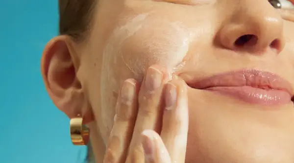 Dita schiumose puliscono il viso. La glicerina viso fa male? La pelle appare luminosa e idratata.