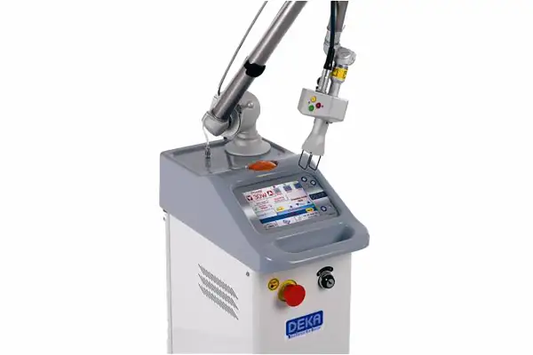 Macchinario laser CO2 per trattamenti estetici, ideale per ridurre cicatrici e migliorare la texture della pelle.