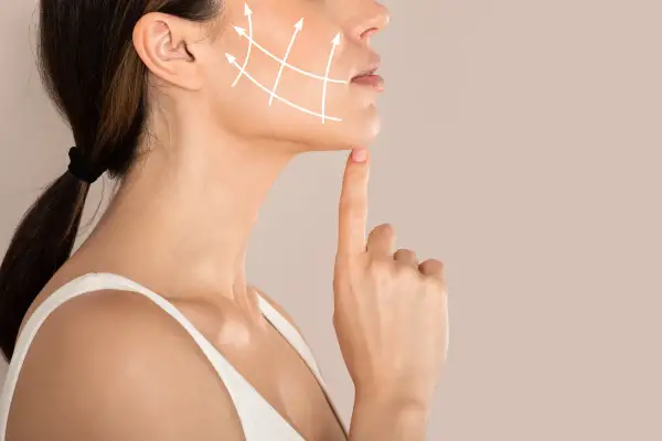 Linee bianche indicano aree del viso per trattamenti contro le guance cadenti.