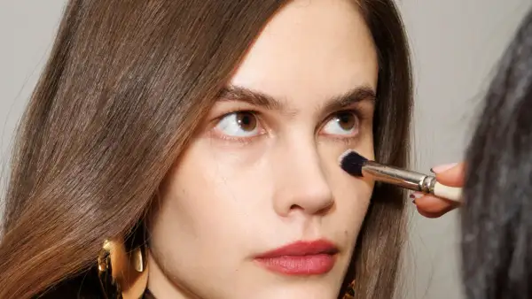 Trucco viso: correttore viola a cosa serve per neutralizzare occhiaie e discromie.