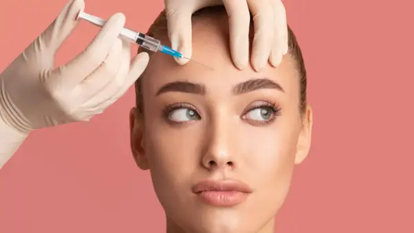 Iniezione di botox sulla fronte. Per sapere come dormire dopo botox, consulta le indicazioni mediche.