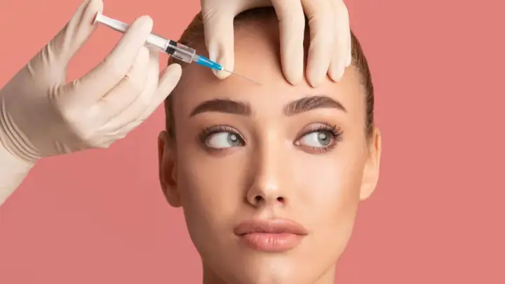 Iniezione di botox sulla fronte. Per sapere come dormire dopo botox, consulta le indicazioni mediche.
